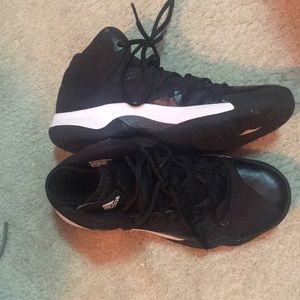 Basketball shoes